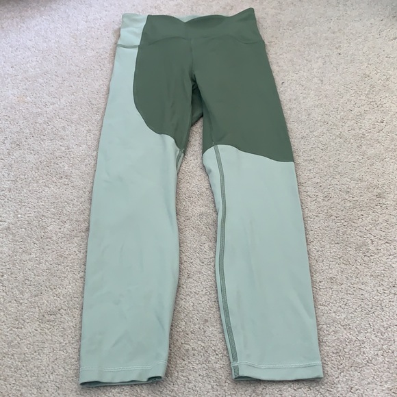 Lululemon Crop - Picture 2 of 15